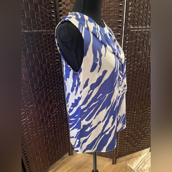 Women’s Michael Kors Sleeveless Blue & White Bold Print Ruffled Pleated Blouse - Picture 4 of 6